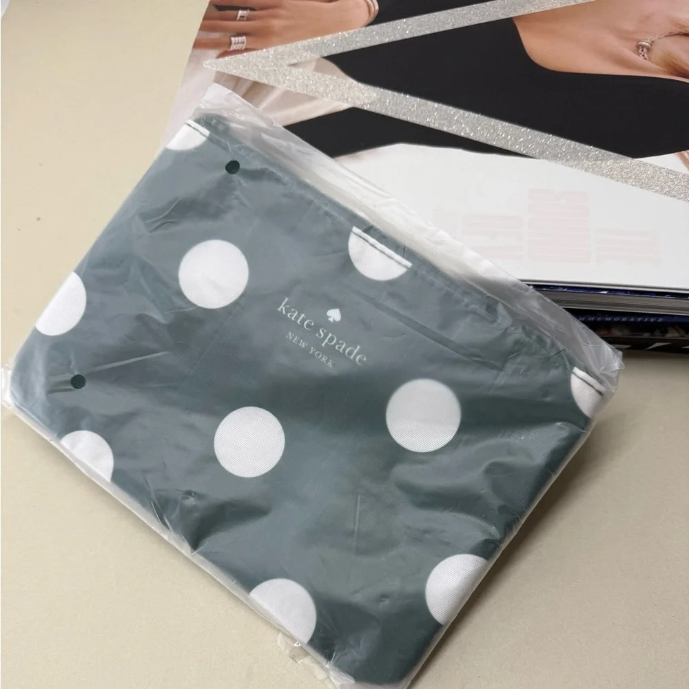(new+tag) Kate Spade - Rare! 8” x 5.5” travel pouch (cosmetics) polka dot green